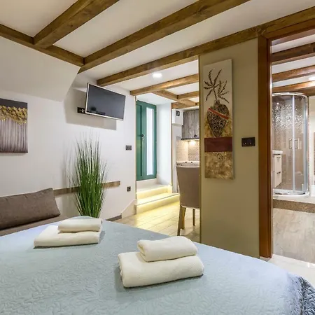 Reval Luxury Stone House Apartments**** *